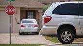 Coches aparcados en la entrada de una vivienda 
