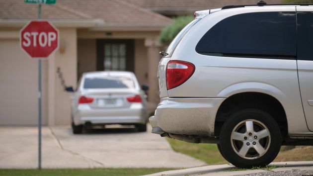 Coches aparcados en la entrada de una vivienda 