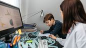 Una empleada trabajando con su hijo al lado