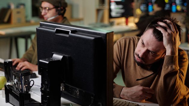Informático se lleva las manos a la cabeza