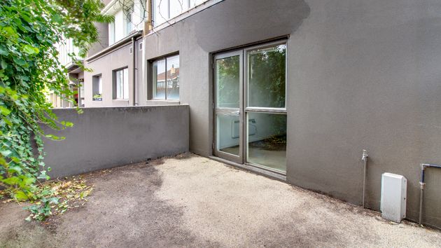 Dos patios separados por un muro 