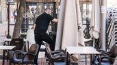 Un camarero en una terraza trabajando