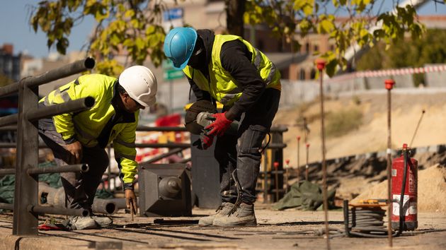 Dos obreros trabajando en una obra