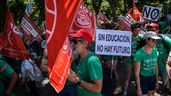Personas sostienen una pancarta durante una manifestación en Madrid en junio en favor de la educación pública