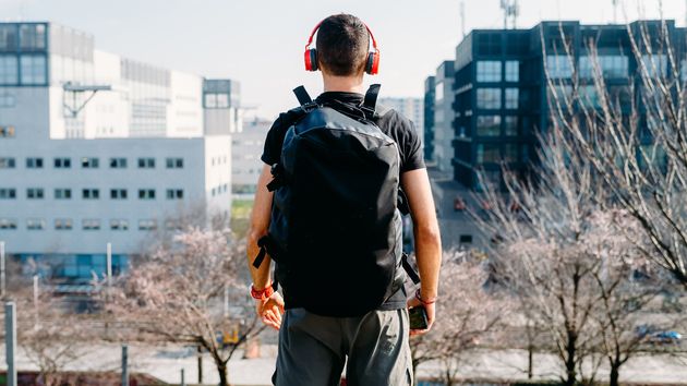 Un padre deja de hablarse con su hijo universitario de 22 años, pide dejar de pagarle la pensión y la Audiencia de Pontevedra se la sube de 200 a 300 euros al mes
