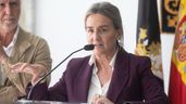 Milagros Tolón hablando usando un micrófono
