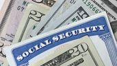 Tarjeta de Seguro Social con billetes de dinero en efectivo