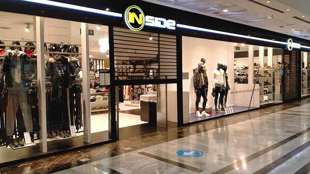 una tienda de ropa de inside
