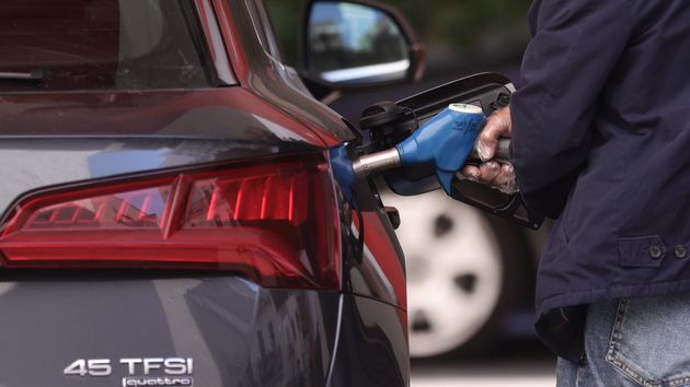 Una persona repostando gasolina en su coche