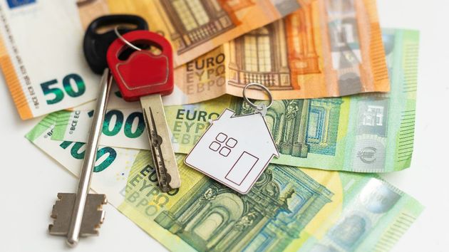 Una llaves sobre billetes de 100 y 50 euros 