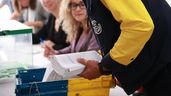 Personal de correos acude a los colegios electorales para depositar el voto por correo