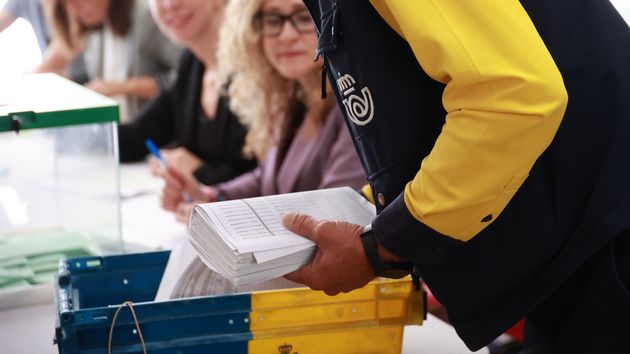 Personal de correos acude a los colegios electorales para depositar el voto por correo