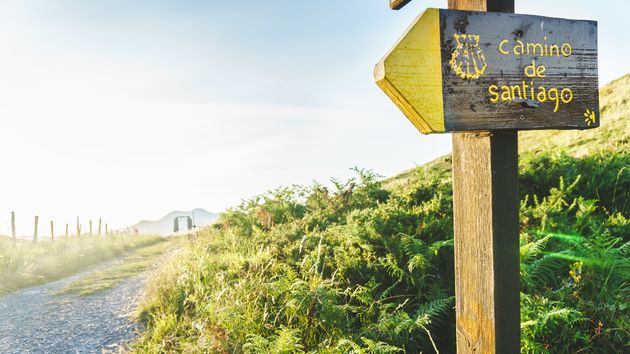 Camino de Santiago con cartel identificativo