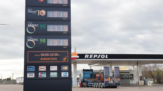 una gasolinera con letreros