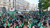 Profesores durante una cadena humana frente a la Consejería de Educación de la Comunidad de Madrid
