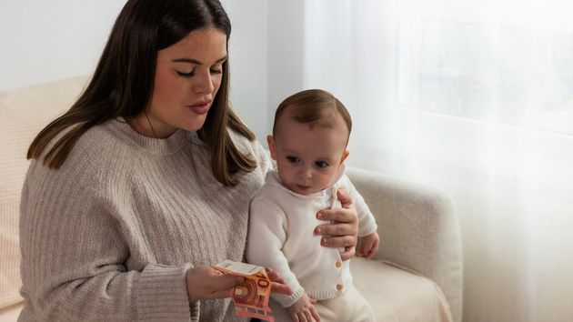 Una madre junto a su bebé