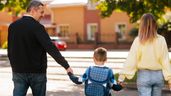 Padres llevan a su hijo al colegio