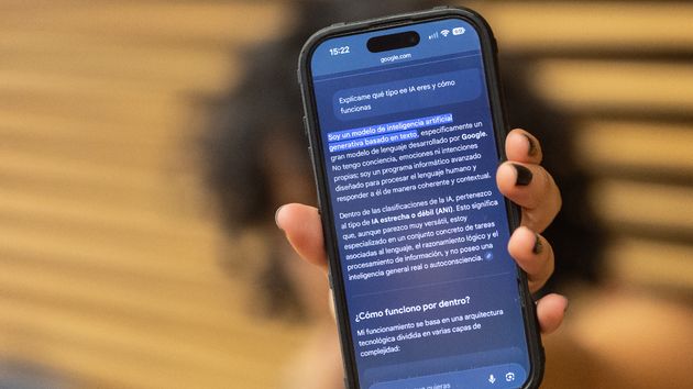 Móvil con datos de la IA