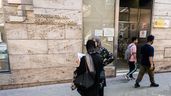 Varias personas entran en una oficina de la Seguridad Social