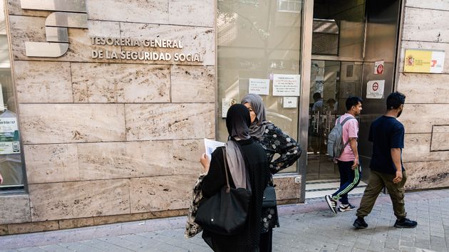 Varias personas entran en una oficina de la Seguridad Social