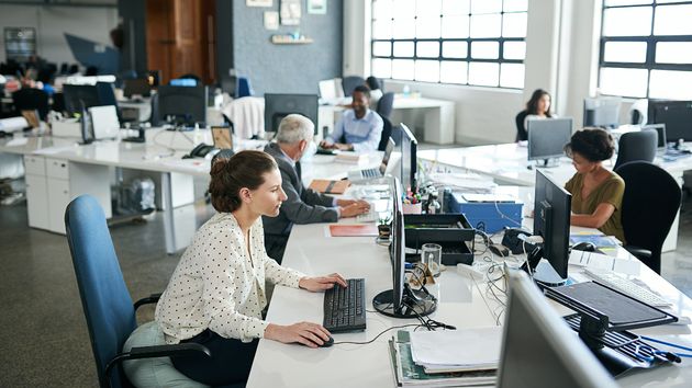 Administrativos en una oficina