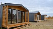 Varias casas prefabricadas en un terreno 