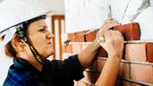 una mujer albañila trabajando