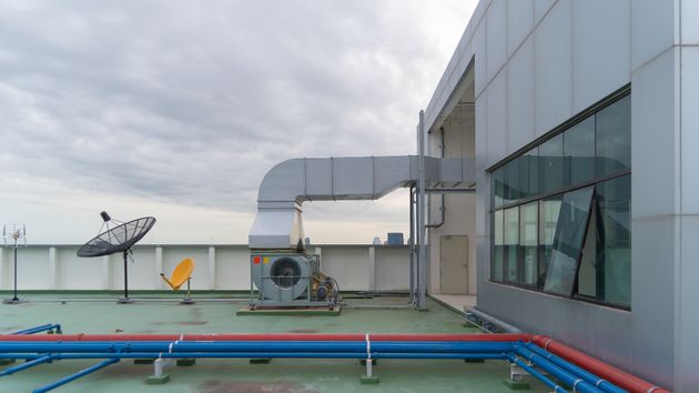 Una máquina de aire acondicionado en la azotea de un edificio