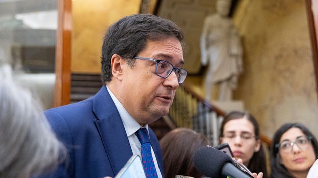 Óscar López atiende a los medios