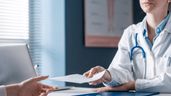 Una médico en consulta