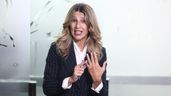 Yolanda Díaz hace el gesto de contar con la mano.