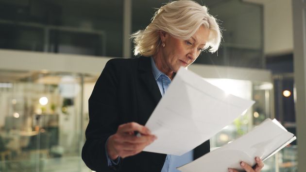 Una directora revisando papeles