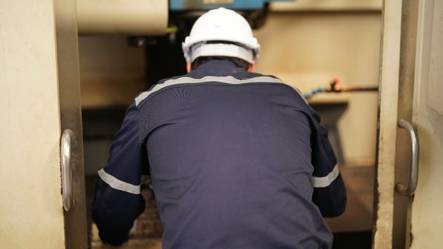 Un peón probando una máquina durante su jornada