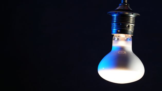 una bombilla encendida por la noche