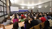 Alumnos examinándose de oposiciones