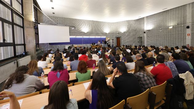 Alumnos examinándose de oposiciones