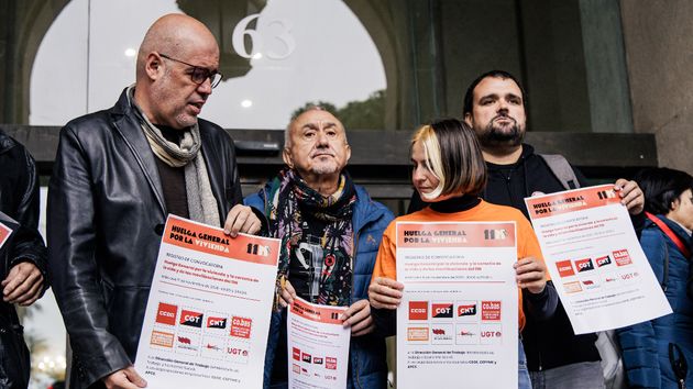 Los representantes de los sindicatos posan tras el registro de la convocatoria de la huelga general del 11 de noviembre