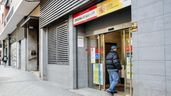 Persona entra en una oficina de empleo