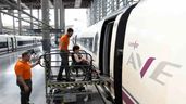 una persona con discapacidad entrando a un tren