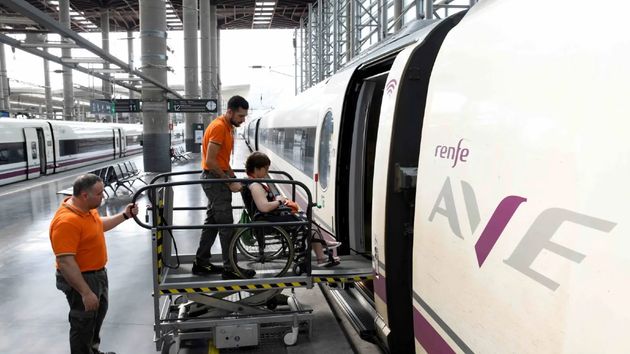 una persona con discapacidad entrando a un tren