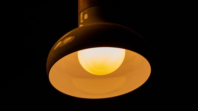 una lámpara encendida