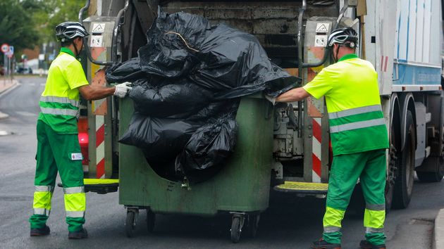 Dos trabajadores del servicio de recogida de basuras