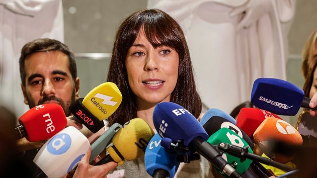 Diana Morant rodeada de micrófonos