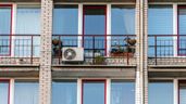 Aparato de aire acondicionado en la fachada de un edificio