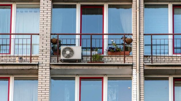 Aparato de aire acondicionado en la fachada de un edificio