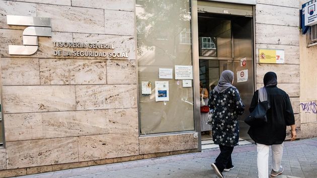 Dos personas entran en una oficina de la Seguridad Social