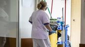 Mujer arrastrando el carrito de limpieza