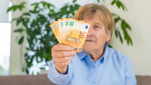 Un anciano con billetes de 50 euros 