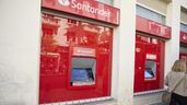 Cajeros de una oficina del Banco Santander
