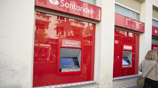 Cajeros de una oficina del Banco Santander